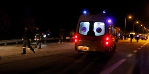 Ασθενοφόρο σε δρόμο για τροχαίο