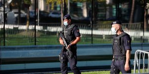 Αστυνομικοί με μάσκες προστασίας διάδοσης του κορωνοϊού στην Πορτογαλία