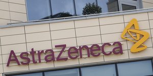 Πινακίδα στο κτίριο της AstraZeneca