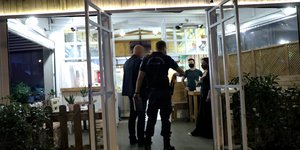 Αστυνομικός σε έλεγχο σε κατάστημα εστίασης στο Χαλάνδρι