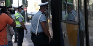 αστυνομικος ελεγχει λεωφορειο 