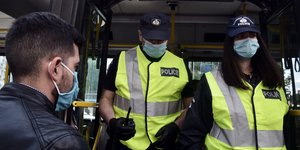 Αστυνομικοί με μάσκες κάνουν ελέγχους