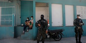 Αστυνομικοί με όπλα έξω από σπίτι στην Ονδούρα