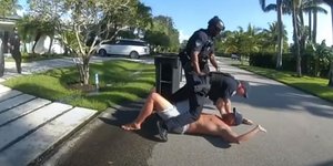 Αστυνομικοί ακινητοποιούν συνεργάτη του Τραμπ έξω από το σπίτι του