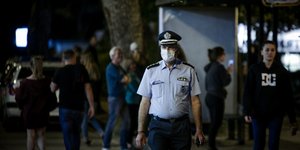Αστυνομικός με μάσκα στην πλατεία Αγίας Παρασκευής