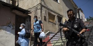 Αστυνομικός και γιατροί σε φαβέλες στην Βραζιλία