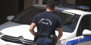 αστυνομικος κοιταζει περιπολικο