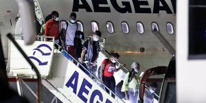 ασυνόδευτα ανήλικα κατεβαίνουν από αεροπλάνο