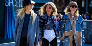 γυναίκες περπατούν στην εβδομάδα μόδας