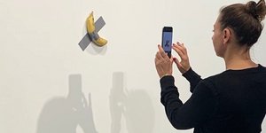 μπανανα στον τοίχο 