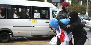 Νεαροί διαδηλωτές συνελήφθησαν από αστυνομικούς