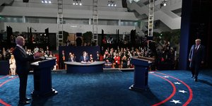 Ο Τραμπ εισέρχεται στον χώρο του ντιμπέιτ με τον Μπάιντεν να τον περιμένει