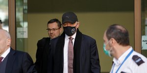 Ο Μπόρις Μπέκερ βγαίνει από δικαστήριο με καπέλο και μάσκα