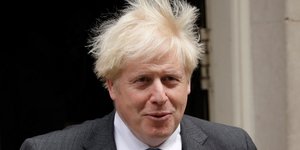 Ο πρωθυπουργός της Βρετανίας, Μπόρις Τζόνσον, έξω από την Ντάουνινγκ