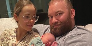 Το «Βουνό» με τον νεογέννητο γιο του και τη σύζυγό του