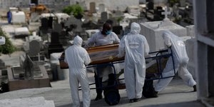 Μαύρη ημέρα στη Βραζιλία: Ξεπέρασαν τις 200.000 οι νεκροί από κορωνοϊό