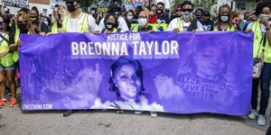 Διαδηλωτές ενάντια στη ρατσιστική βία με πανό που ζητά «δικαιοσύνη για την Μπριόνα Τέιλορ»