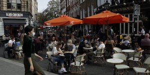 Σερβιτόρα με μάσκα σε κεντρικό σημείο του Λονδίνου στη Βρετανία