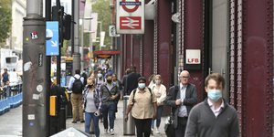 Βρετανία,πολίτες με μάσκες