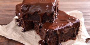 Brownies με πραλίνα φουντουκιού σε κομμάτι λαδόκολλας