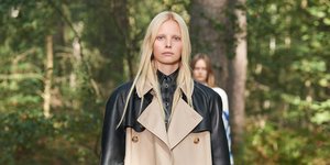 γυναίκα με καμπαρντίνα στην εβδομάδα μόδας