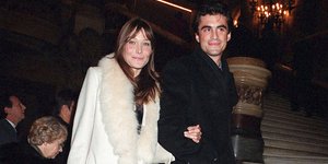 Η Κάρλα Μπρούνι με τον Ραφαέλ Ενθοβέν με τον οποίο έχει αποκτήσει έναν γιο 