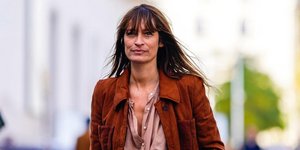 γυναίκα με κοστούμι στην εβδομάδα μόδας