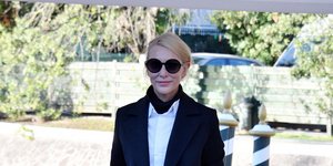 Η Κέιτ Μπλάνσετ με λευκό παντελόνι και μπλε blazer