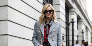 H Κιάρα Φεράνι με γκρι σακάκι