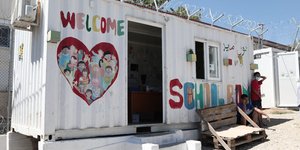 Κοντέινερ όπου πραγματοποιούνται μαθήματα σε πρόσφυγες στη δομή φιλοξενίας στη Μόρια