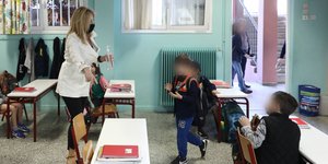 Μαθητές σε τάξη με αποστάσεις και αντισηπτικά