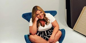 Η Δανάη Μπάρκα σε φωτογράφηση για τη νέα της εκπομπή στο MEGA