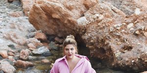 Η Δανάη Μπάρκα φωτογραφίζεται για το περιοδικό GLOW