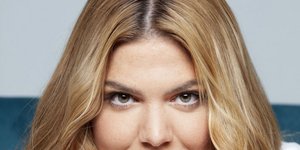 Η Δανάη Μπάρκα σε φωτογράφηση για τη νέα εκπομπή του MEGA