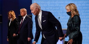 Ο Τζο Μπάιντεν και ο Ντόναλντ Τραμπ μετά των συζύγων τους στο ντιμπέιτ