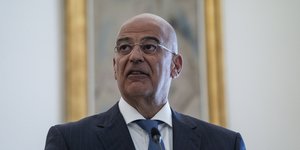 Νίκος Δένδιας κοιταζει δεξια