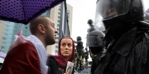 Διαδηλωτής τα βάζει με αστυνομικούς στην Λευκορωσία