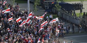 Διαδηλωτές απέναντι σε αστυνομικούς στην Λευκορωσία