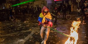 Διαδηλωτής με κοντάρι που φλέγεται στην Κολομβία