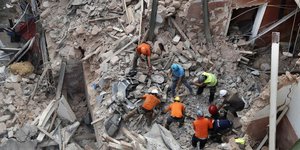 Διασώστες στα χαλάσματα