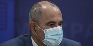 Ο Βασίλης Διγαλάκης με μάσκα