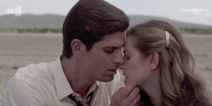 Ο Δημήτρης Γκοτσόπουλος και η Μαρία Κίτσου σε σκηνή από τις «Άγριες Μέλισσες»