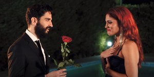 Ο Διονύσης Ατζαράκης και η Μαίρη Συνατσάκη σε στιγμιότυπο από την παρωδία του The Bachelor