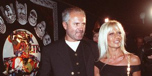 Ο Τζιάνι Βερσάτσε και η Ντονατέλα Βερσάτσε σε κοινή τους εμφάνιση πριν τη δολοφονία