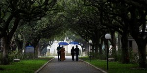 Ζευγάρια περπατούν σε νεκροταφείο στην Βραζιλία κρατώντας ομπρέλες