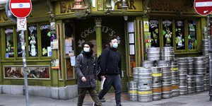 εξω από μπαρ 