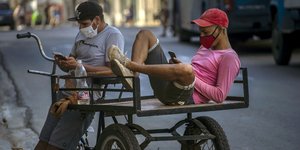 με μασκα πάνω σε καρότσι
