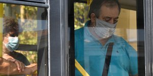 Με μάσκες στα ΜΜΜ