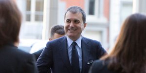 Ο εκπρόσωπος του κόμματος Ερντογάν στην Τουρκία, Ομέρ Τσελίκ κουμπώνει το σακάκι του