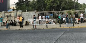 Συνωστισμός έξω από την Υπηρεσία Ασύλου